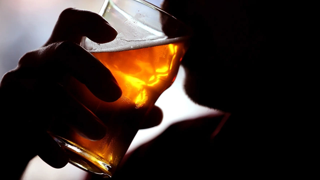 
మ‌ద్య‌పానం: పొగ త్రాగడం, మందు తాగ‌డం వంటి రెండు చెడు అలవాట్లు మనిషి లివర్ ను దెబ్బ తినేలా చేస్తాయి. కాబట్టి, వీటిని ఎక్కువగా అలవాటు చేసుకోకండి. సాధ్యమైనంత వరకు వీటిని దూరం పెట్టడం మంచిది. 
