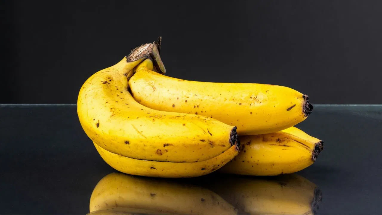 జీర్ణక్రియపై ప్రభావం: అరటిపండును ఆయుర్వేదంలో చల్లని పండుగా పరిగణిస్తారు. అరటిపండు తిన్న వెంటనే నీళ్లు తాగడం వల్ల కడుపులో ఆహారాన్ని జీర్ణం చేసే రసాలు బలహీనపడతాయి. జీర్ణ ప్రక్రియ నెమ్మదించడం వల్ల పండు సరిగ్గా జీర్ణం కాకుండా కడుపులోనే ఉండిపోతుంది. దీనివల్ల కడుపు ఉబ్బరం, అజీర్తి సమస్యలు వస్తాయి.