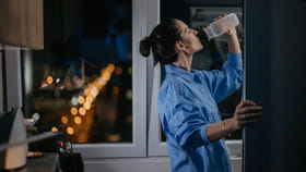 రాత్రి నిద్రకు ముందు నీళ్లు తాగే అలవాటు మీకూ ఉందా?