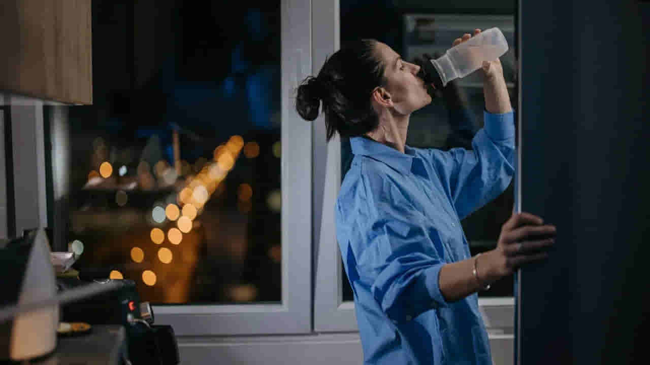 రాత్రి నిద్రకు ముందు నీళ్లు తాగే అలవాటు మీకూ ఉందా? ఎంత డేంజరో తెలుసా..