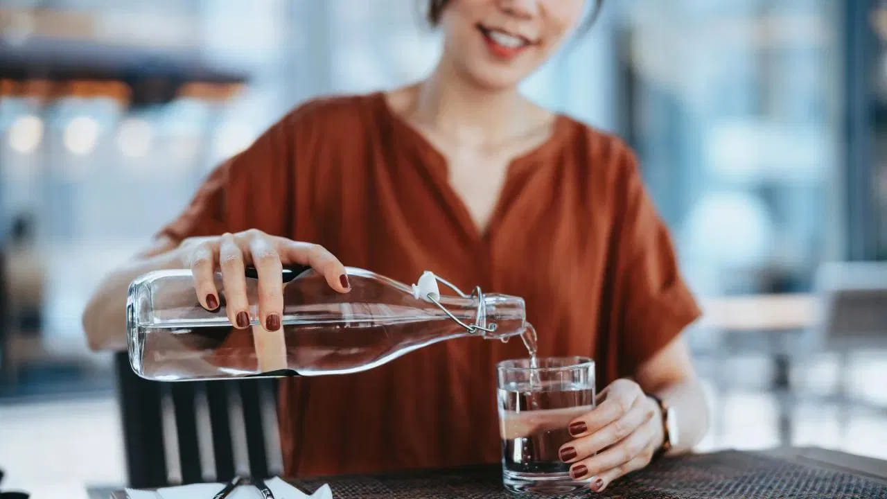 మెరిసే చర్మం మీ సొంతం: చర్మం పొడిబారడం, మొటిమల సమస్యలతో బాధపడేవారు ఉదయాన్నే నీరు తాగడం అలవాటు చేసుకోవాలి. ఇది చర్మాన్ని హైడ్రేటెడ్‌గా ఉంచి, సహజమైన కాంతిని ఇస్తుంది.
