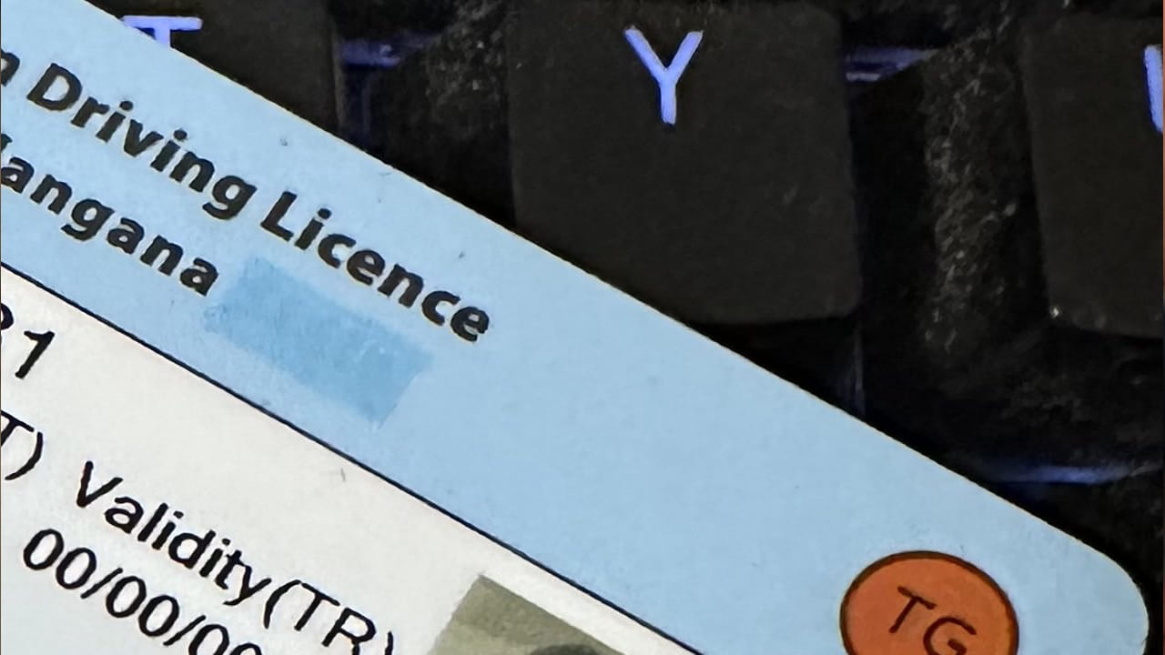 కేంద్ర ప్రభుత్వ పరివాహన పోర్టల్ ద్వారా డ్రైవింగ్ లైసెన్స్‌లోని అడ్రస్‌ను మార్చుకోవచ్చని అధికారులు తెలిపారు. ఇతర రాష్ట్రాల నుంచి తెలంగాణకు మకాం మార్చినవారు సింపుల్‌గా ఆ పోర్టల్ ద్వారా అప్‌డేట్ చేసుకోవచ్చని స్పష్టం చేశారు.  దరఖాస్తు చేసుకున్నాక కొత్త డ్రైవింగ్ లైసెన్స్ అప్డేడెట్ అడ్రస్‌తో మీ ఇంటికి వస్తుంది.
