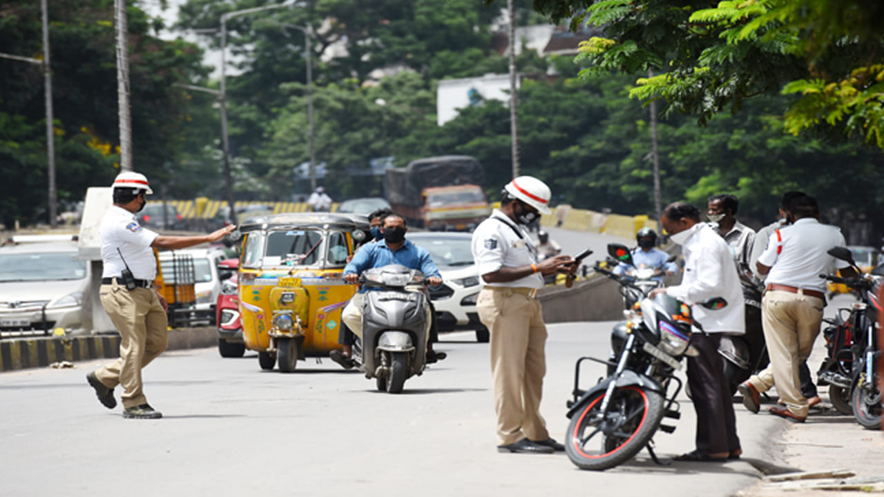 దరఖాస్తు సమర్పించేందుకు డ్రైవింగ్ లైసెన్స్‌తో పాటు ఆధార్, ఓటర్ ఐడీ, కరెంట్ బిల్లు, గ్యాస్ బిల్లు వంటి చెల్లుబాటు అయ్యే పత్రాలను అందించాలి. 40 ఏళ్లు పైబడినవారు మెడికల్ ఫిట్‌నెస్ సర్టిఫికేట్ కూడా సమర్పించాల్సి ఉంటుంది. అందరూ తప్పనిసరిగా ఈ సూచనల పాటించాలని రవాణశాఖ అధికారులు పేర్కొన్నారు.