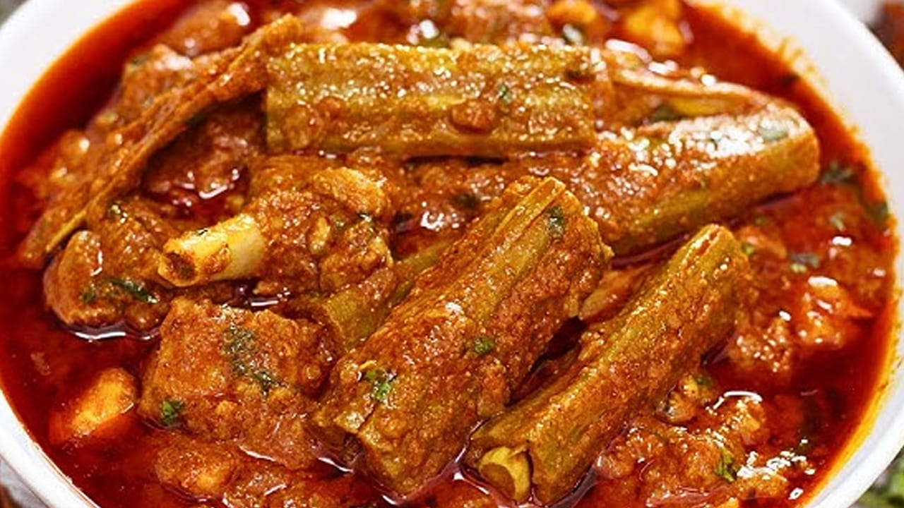 కావాల్సిన పదార్థాలు :  200 గ్రాముల ములక్కాయ ముక్కలు , ఒక చిన్న ఉల్లిపాయ, 500 గ్రాములు చికెన్,  4 పచ్చిమిర్చి,  రెండు టొమాటోలు,  ఒక టేబుల్ స్పూన్ అల్లం వెల్లుల్లి పేస్ట్, ఒక టేబుల్ స్పూన్  కారం,  అర టీ స్పూన్ పసుపు,  ఒక టేబుల్ స్పూన్ ధనియాల పొడి,  మసాలా,  నూనె, ఉప్పును తీసుకోవాలి