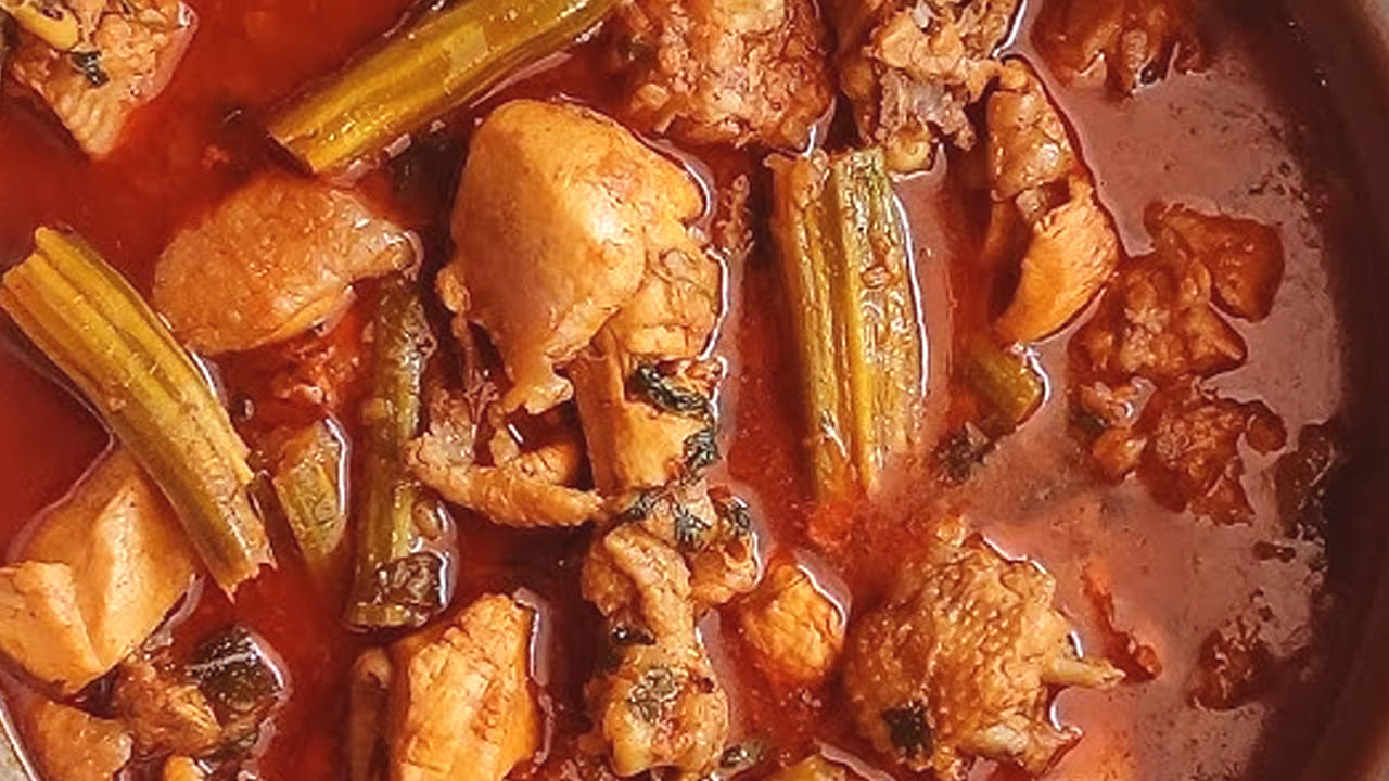 ఇక ఇప్పుడు ఆ మిశ్రమంలో  పచ్చి మిర్చి, టమోటా, ఉల్లిపాయ, చికెన్ ను వేసి కొద్దీ సేపు మూత పెట్టి మగ్గనివ్వాలి.  ఆ తర్వాత  ములక్కాడ  ముక్కలు వేసి 10 నిముషాల పాటు అలాగే ఉడికించాలి. 