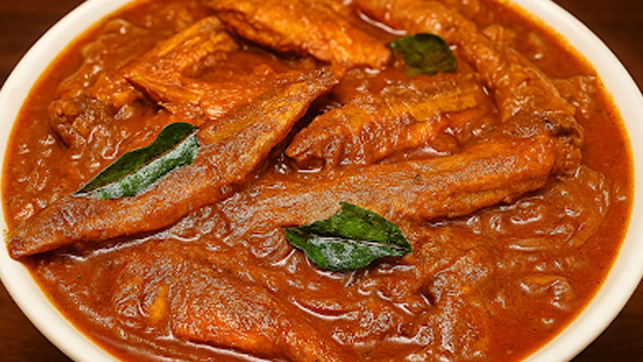 ముందుగా ఎండు చేపలను తీసుకుని పసుపుతో బాగా కడిగి వేడి నీటిలో పావు గంట నానబెట్టి మంచి నీళ్ళతో శుభ్రం చేయండి. దీని వల్ల వాసన పోతుంది. 