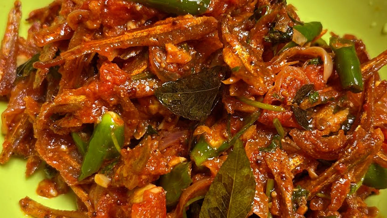 ఇప్పుడు స్టవ్ వెలిగించి పాన్ పెట్టి దానిలో ఆయిల్ వేసి,  అర టీ స్పూన్ జీలకర్ర, ఉల్లిపాయలు ముక్కలు , కట్ చేసిన పచ్చిమిర్చి వేసి బాగా వేయించాలి.