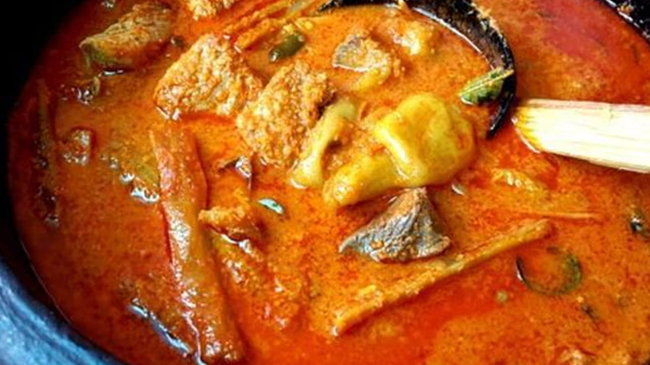 కావాల్సిన పదార్ధాలు : 150 గ్రాముల ఎండు చేపలు, ములక్కాయ ముక్కలు,  రెండు ఉల్లిపాయలు, రెండు టమాటాలు, చింత పండు రసం, 4 పచ్చిమిర్చి, రెండు టేబుల్ స్పూన్స్ కారం, రుచికి తగినంత ఉప్పు, అర టీ స్పూన్ పసుపు, ఒక టేబుల్ స్పూన్ అల్లం వెల్లుల్లి పేస్ట్, రెండు టేబుల్ స్పూన్స్ నూనె, తాలింపు గింజలు తీసుకోవాలి.  
