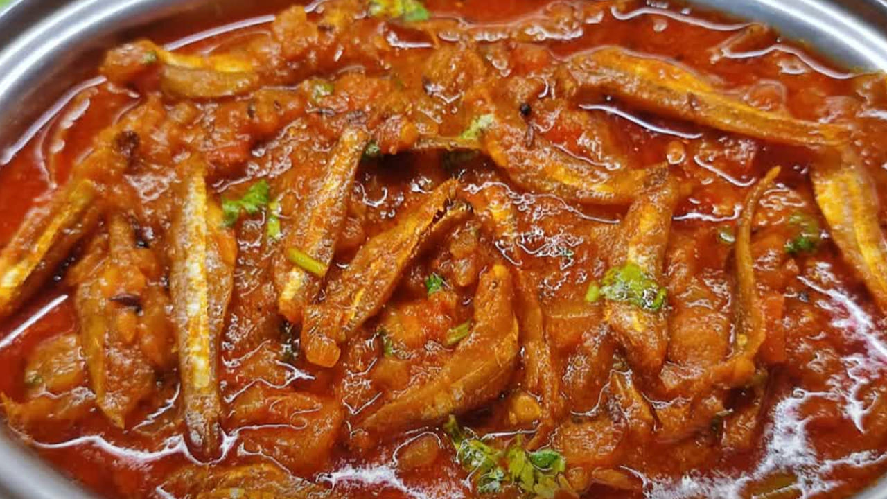 
ఉల్లిపాయలు ముక్కలు మగ్గిన తర్వాత ఒక టీ స్పూన్ అల్లం వెల్లుల్లి పేస్ట్, ఒక కప్పు టమాటా ముక్కలు, ములక్కాయ ముక్కలు అర టీ స్పూన్ పసుపు వేసి మగ్గనివ్వాలి. 