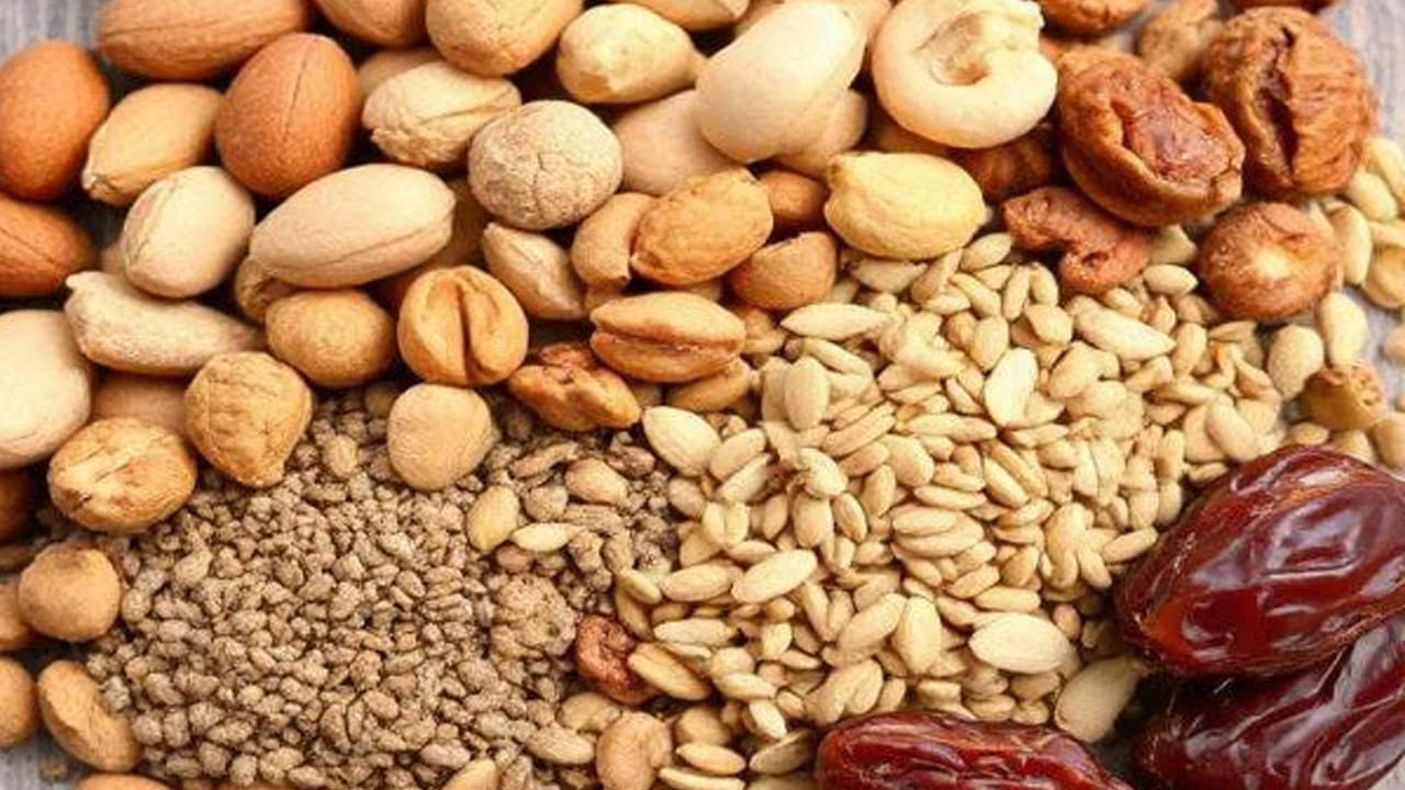 డ్రై ఫ్రూట్స్, విత్తనాలు : బాదం, వాల్నట్స్,  సీడ్స్, కిస్ మిస్ , ఖర్జూరం చర్మాన్ని కాంతివంతంగా మెరిసేలా చేసి యవ్వనంగా ఉండేలా చేస్తుంది.
