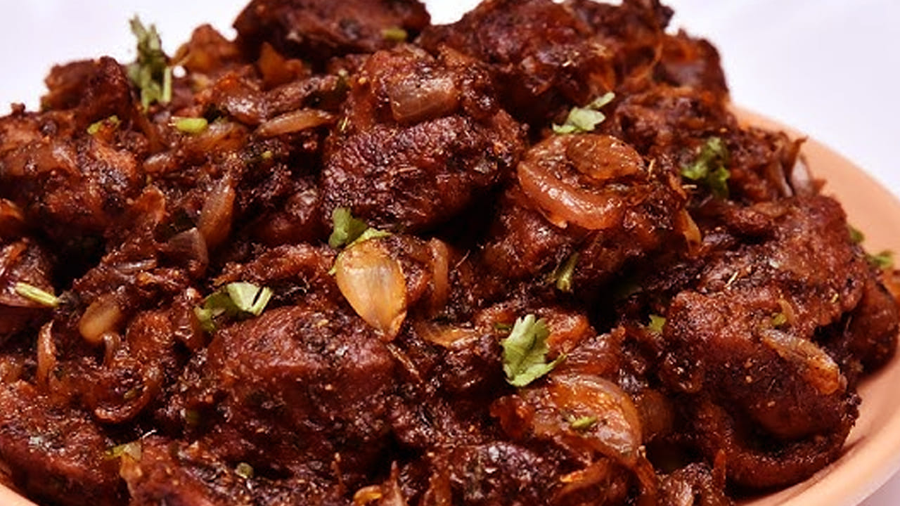 కావాల్సిన పదార్ధాలు : పావు కిలో ఎండు మాంసం (మటన్),  చిన్న ఉల్లిపాయలు, 2 పచ్చిమిర్చి, 2 టేబుల్ స్పూన్స్ అల్లం వెల్లుల్లి పేస్ట్, 2 టేబుల్ స్పూన్స్  కారం,  అర టీ స్పూన్ పసుపు,  అర టీ స్పూన్ ధనియాల పొడి, అర టీ స్పూన్  గరం మసాలా, 2 టేబుల్ స్పూన్స్ నూనె, 
2  టేబుల్ స్పూన్స్ చింతపండు తీసుకోవాలి. 