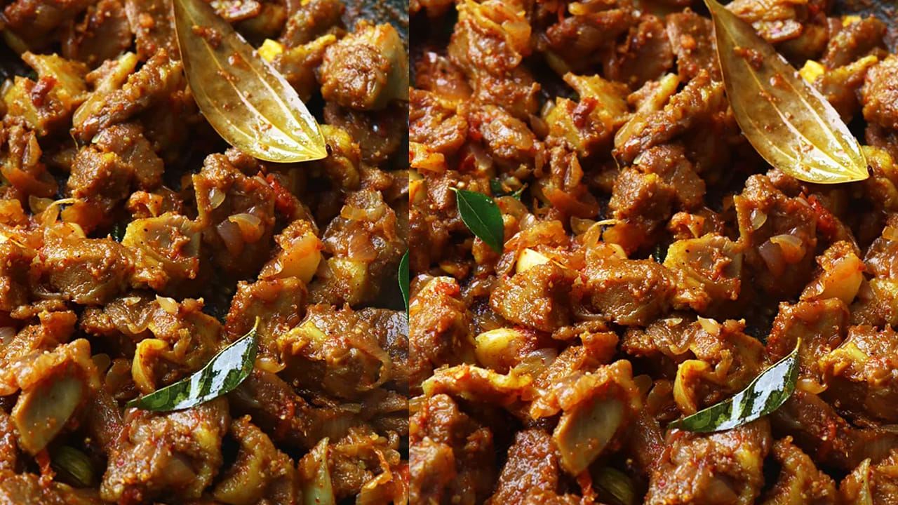 ఆ తర్వాత అల్లం వెల్లుల్లి పేస్ట్, పసుపు, నానబెట్టిన ఎండు మాంసం ముక్కలు వేసి 5 నిముషాల పాటు వేయించాలి. కొద్దీ సేపటికి కారం, రుచికి సరి పడినంత ఉప్పు వేయాలి. అంతే, ఎండు మాంసం కూర రెడీ. 