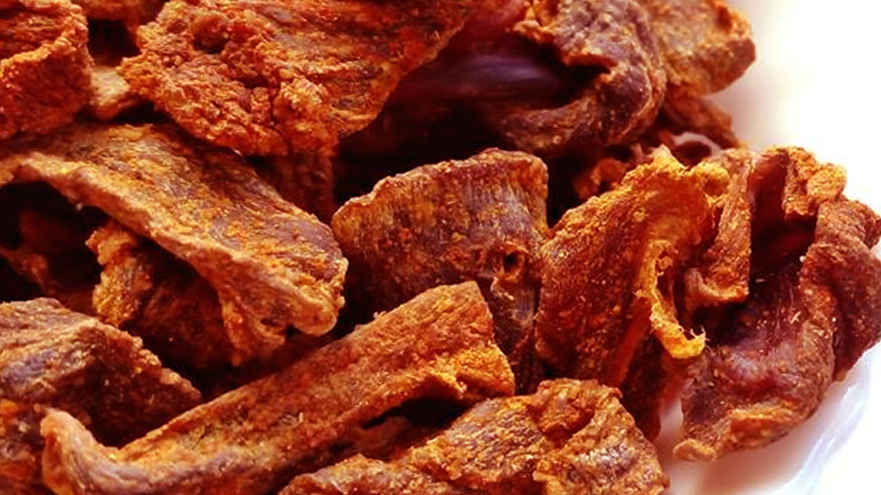 ఎండు మాంసం కూరను అన్నం, చపాతీల్లో వేసుకుని తింటారు. బాలింతలకు ఇది సూపర్ ఫుడ్ అని చెప్పొచ్చు. మరి, ఇంకెందుకు లేట్ తెలుగు రాష్ట్రాల్లో అందరూ ఇష్ట పడే ఈ కూరను ఎలా తయారు చేసుకోవాలో ఇక్కడ తెలుసుకుందాం.. 