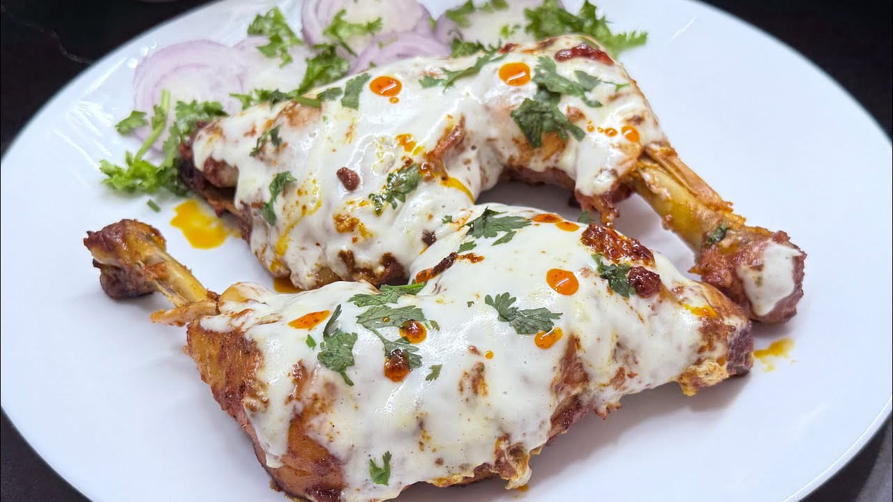 తర్వాత చికెన్ తీసుకొని ముందుగా దీనిని శుభ్రంగా కడగాలి. తర్వాత తడి లేకుండా చూసుకోవాలి. ఆ తర్వాత చికెన్ పెద్ద సైజు ముక్కల మధ్యలో చిన్న చిన్నగా గాట్‌లు పెట్టుకోవాలి. అచ్చం మిర్జీ బజ్జీల విధంగా, తర్వాత ఆ గాట్‌లు పెట్టుకున్న మధ్యలో మనం ముందుగా కలిపి పెట్టుకున్న మిశ్రమాన్ని లోపలి వరకు పెట్టాలి.