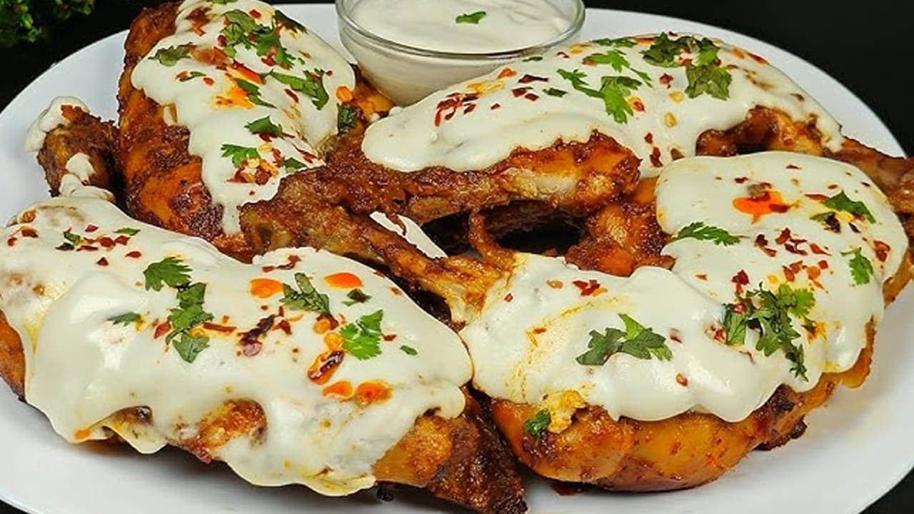 కావాల్సిన పదార్థాలు : చికెన్ కేజీ, పెరుగు కప్పు, అల్లం వెల్లుల్లి పేస్ట్ రెండు టీ స్పూన్స్, నిమ్మరసరం, రెంటు టీ స్పూన్స్, కారం రుచికి సరిపడ, ఉప్పు రుచికి సరిపడ, మిరియాల పొడి  చిటికెడు, మసాలా వన్ టీ స్పూన్, పసుపు చిటికెడు, నూనె వేయించడానికి సరిపడ, చీజ్ స్లైస్‌లు, కోడి గుడ్లు మూడు, పాలు కప్పు, వెల్లుల్లి, కొత్తిమీర, పూదీన.