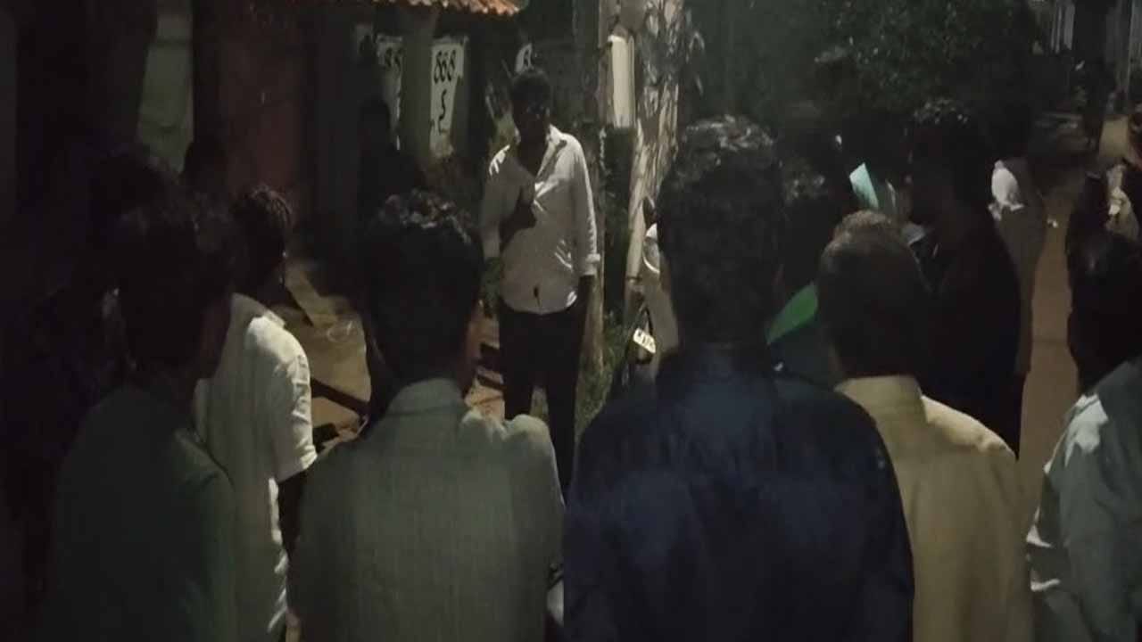 మరో పరువు హత్య..  చెల్లెలు కళ్ల ముందే యువకుడిని రాళ్లతో కొట్టి చంపిన సోదరులు..!