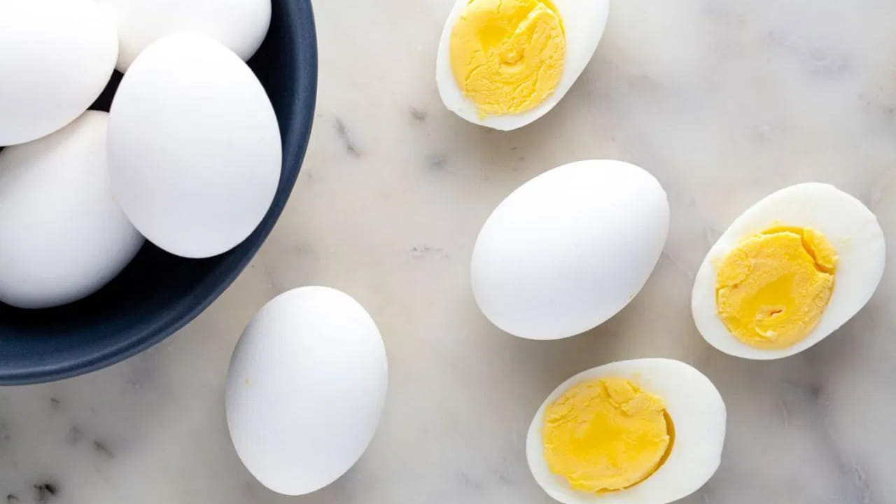 జీర్ణ సమస్యలు: పచ్చి గుడ్లు తింటే వికారం, గ్యాస్, అజీర్ణం వంటి సమస్యలు ఎదురవ్వడం చాలా సాధారణం. అంతేకాకుండా గుడ్లలో ప్రోటీన్‌తో పాటు విటమిన్ డి, బి12, ఖనిజాలు పుష్కలంగా ఉంటాయి. అయితే వ్యక్తి వయస్సు, బరువు, వాతావరణాన్ని బట్టి గుడ్ల సంఖ్యను నిర్ణయించుకోవాలి. 
