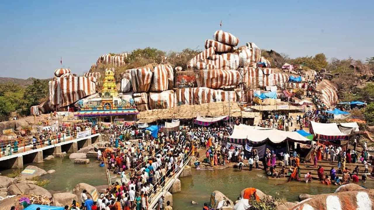 ఏడుపాయల మహాజాతరలో...
మహాశివరాత్రి – తొలి రోజు (ఫిబ్రవరి 15).. భక్తులు మంజీరా పాయల్లో పుణ్యస్నానాలు చేసి అమ్మవారిని దర్శించుకుంటారు. బండ్ల ఉత్సవం – రెండో రోజు (ఫిబ్రవరి 16).. జాతరలో అత్యంత ప్రధాన ఘట్టమైన బండ్ల ఉత్సవం అత్యంత కోలాహలంగా జరుగుతుంది. పరిసర గ్రామాల నుంచి భక్తులు ఎడ్లబండ్లను పూలు, విద్యుత్ దీపాలతో అలంకరించి తీసుకువచ్చి ఆలయ ప్రదక్షిణ చేస్తారు. రథోత్సవం – మూడో రోజు (ఫిబ్రవరి 17).. రథోత్సవంతో మహాజాతర ఘనంగా ముగుస్తుంది. ఈ జాతరకు సిద్దిపేట, సంగారెడ్డి, నిజామాబాద్, వికారాబాద్, కామారెడ్డి జిల్లాలతో పాటు హైదరాబాద్ నుంచి భారీ సంఖ్యలో భక్తులు తరలివస్తారు. అంతేకాకుండా మహారాష్ట్ర, కర్ణాటక రాష్ట్రాల నుంచి కూడా లక్షలాదిమంది ఈ జాతరలో పాల్గొంటారు. మొత్తంగా, సహజసిద్ధ ప్రకృతి మధ్య ఆధ్యాత్మిక అనుభూతిని అందించే ఏడుపాయల వనదుర్గ భవాని మహాజాతర తెలంగాణ ఆధ్యాత్మిక వైభవానికి ప్రతీకగా నిలుస్తోంది. ఆ అవ్యాజ ఆధ్యాత్మిక అనుభూతిని పొందాలంటే మీరూ ఒక్కసారిగా వనదుర్గ అమ్మారిని దర్శించుకోండి.