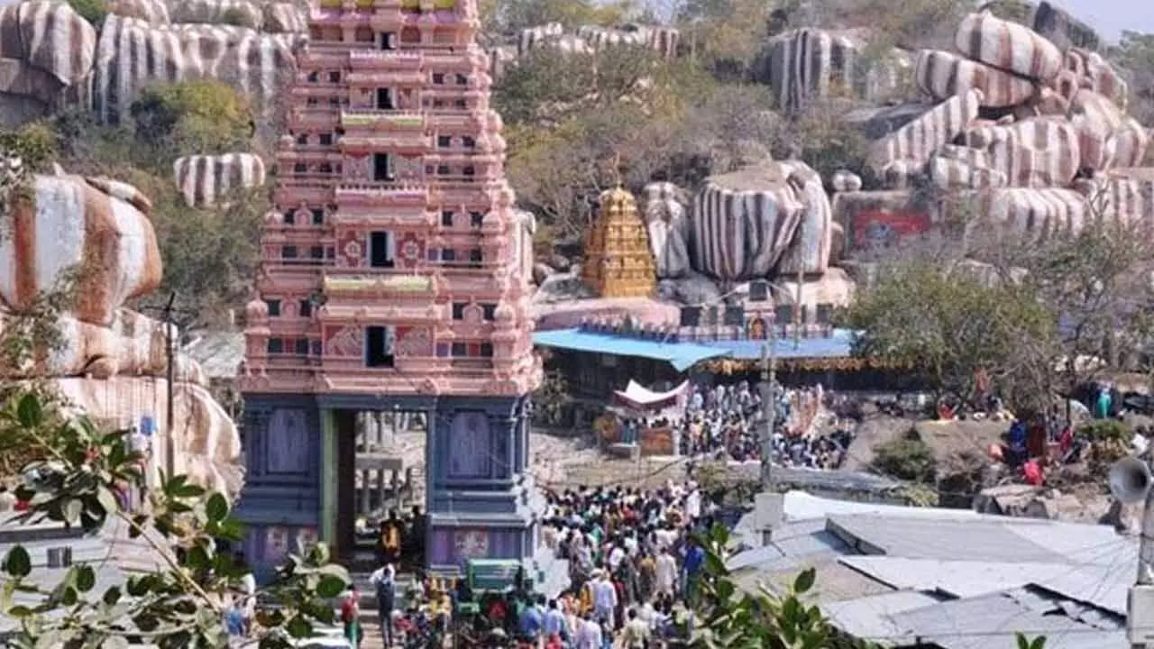 
ఆలయ విశిష్టత.. పురాణ గాథ..
స్థలపురాణం ప్రకారం మహాభారత కాలంలో పాండవుల వనవాస సమయంలో అర్జునుడు దుర్గాదేవి ఆశీర్వాదం కోసం ఈ ప్రాంతంలో తపస్సు చేసి ఆలయాన్ని నిర్మించాడని చెబుతారు. అప్పటి నుంచి ఈ క్షేత్రం దివ్యశక్తి నిలయంగా ప్రసిద్ధి చెందింది. వనదుర్గ అమ్మవారిని నమ్ముకుని మనసారా కోరుకున్న కోరికలు నెరవేరుతాయని భక్తులు విశ్వసిస్తారు. ఎంతటి వరద వచ్చినా అమ్మవారి వక్షస్థలం వరకు మాత్రమే నీరు చేరుతుందని స్థానికులు చెబుతారు. అందుకే ఈ క్షేత్రాన్ని భక్తులు ‘కొంగు బంగారం’గా భావిస్తారు.

