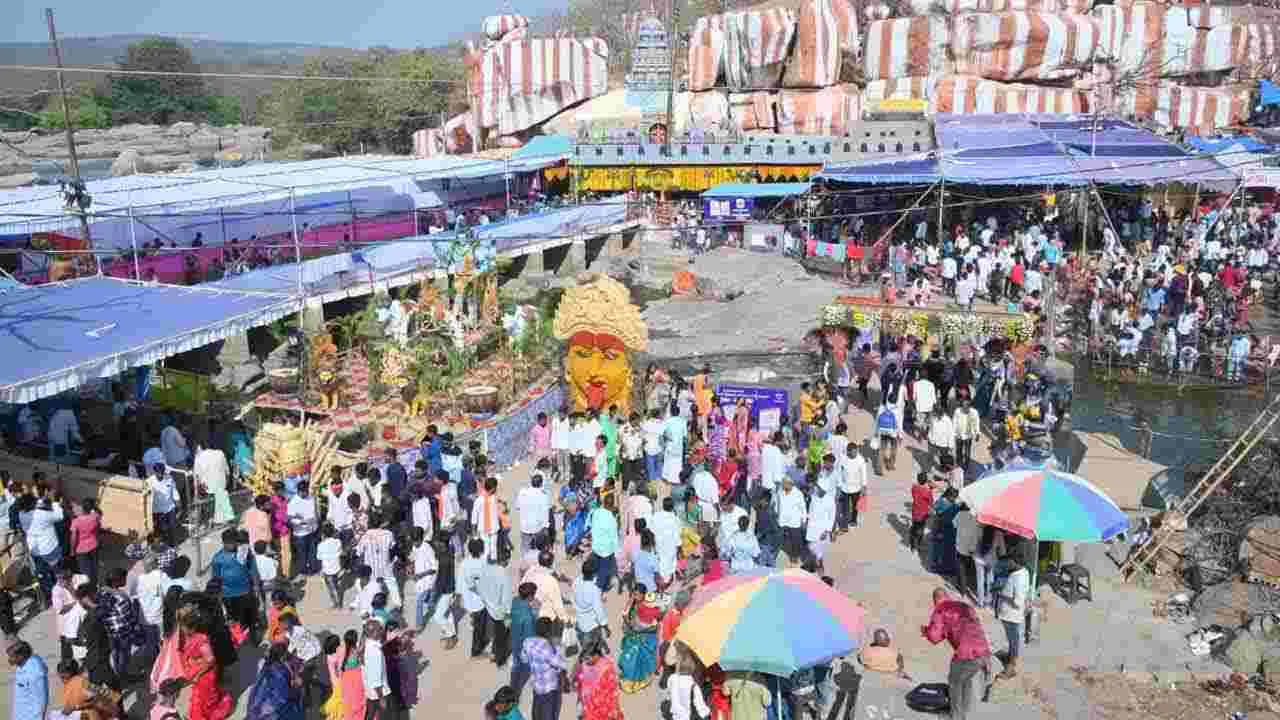 ఏడుపాయలు ఎక్కడుంది?..
మెదక్ జిల్లా పాపన్నపేట మండలంలో ఉన్న ఏడుపాయల వద్ద మంజీరా నది ఏడు పాయలుగా విడిపోయి మధ్యలో వనదుర్గమ్మ ఆలయాన్ని ఆవహిస్తుంది. ఆలయాన్ని దాటి మళ్లీ ఆ నీరు ఒకటై ప్రవహించడం ఈ క్షేత్రానికి ప్రత్యేకత. ఈ అపూర్వ దృశ్యం కారణంగా ఈ ప్రాంతానికి “ఏడుపాయలు” అనే పేరు వచ్చింది. సహజ వన సౌందర్యం మధ్యలో వెలసిన ఈ ఆలయం ఆధ్యాత్మికంగా మాత్రమే కాకుండా సాంస్కృతిక పరంగానూ విశేష ప్రాధాన్యం కలిగి ఉంది. ప్రతి సంవత్సరం లక్షలాది మంది భక్తులు ఇక్కడికి చేరుకుని అమ్మవారిని దర్శించుకుంటారు.