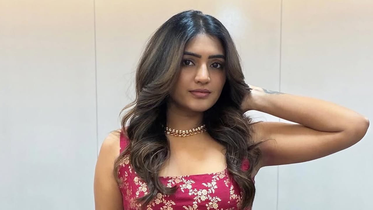 అందాల చిన్నది ఈషా రెబ్బా గురించి ప్రత్యేకంగా చెప్పాల్సిన పని లేదు. అందం, అభినయం ఈ బ్యూటీ సొంతం. ఈ ముద్దుగుమ్మ ఎప్పుడూ సోషల్ మీడియాలో చాలా యాక్టివ్‌గా ఉంటూ, తన గ్లామర్‌తో కుర్రకారు మతి పొగొడుతుంది. తాజాగా  పింక్ డ్రెస్‌లో దిగిన బ్యూటిఫుల్ ఫొటోస్ షేర్ చేసింది.