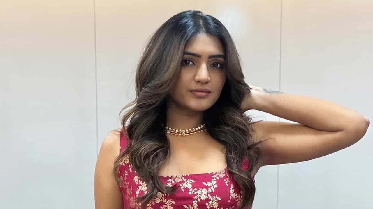అందాల చిన్నది ఈషా రెబ్బా గురించి ప్రత్యేకంగా చెప్పాల్సిన పని లేదు. అందం, అభినయం ఈ బ్యూటీ సొంతం. ఈ ముద్దుగుమ్మ ఎప్పుడూ సోషల్ మీడియాలో చాలా యాక్టివ్గా ఉంటూ, తన గ్లామర్తో కుర్రకారు మతి పొగొడుతుంది. తాజాగా పింక్ డ్రెస్లో దిగిన బ్యూటిఫుల్ ఫొటోస్ షేర్ చేసింది.