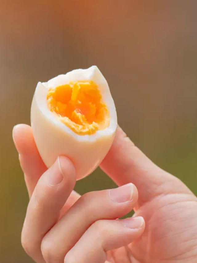 గుడ్డులో పచ్చసొన వద్దనకండి..