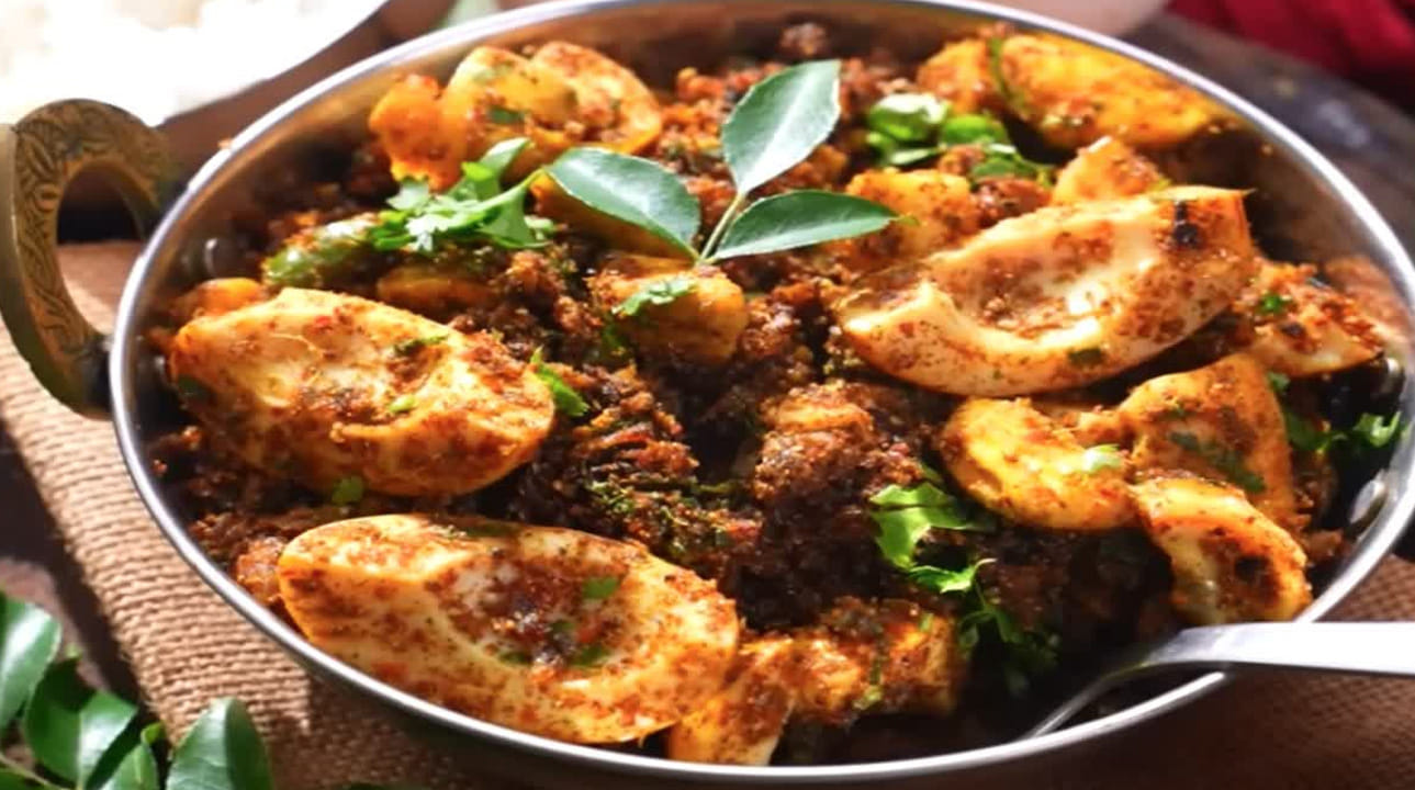 కావాల్సిన పదార్థాలు : ధనియాలు, లవంగాలు, దాల్చిన చెక్క, కోడి గుడ్లు, గసగసాలు, ఎండు కొబ్బరి పొడి, వెల్లుల్లి రెబ్బలు, కరివేపాకు, ఉల్లిపాయ, ఆయిల్, ఎండు మిర్చి, జీలకర్ర, ఆవాలు, కారం, రుచికి సరిపడ ఉప్పు, చిటికెడు పసుపు.