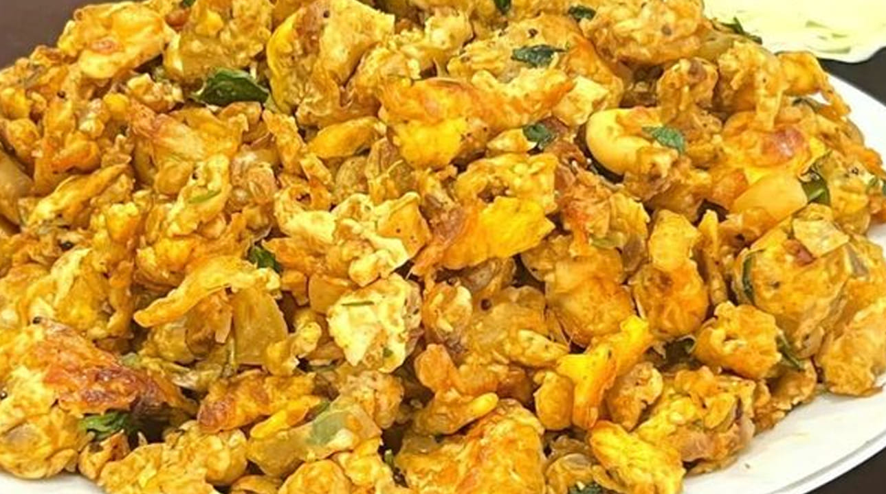 ఇప్పుడు స్టవ్ ఆన్ చేసి, దానిపై పాన్ పెట్టి, అందులో లవంగాలు, ధనియాలు, యాలకులు, ఎండు మిర్చి, వెల్లుల్లి రెబ్బలు, జీలకర్ర వేసి మంచిగా వేయించుకోవాలి. అలాగే గసగసాలు, ఎండుకొబ్బరి తురుము కూడా వేసి కాస్త వేయించి పక్కన పెట్టుకోవాలి. దీనిని మిక్సీ పట్టుకొని మసాలా ప్రిపేర్ చేసుకోవాలి.