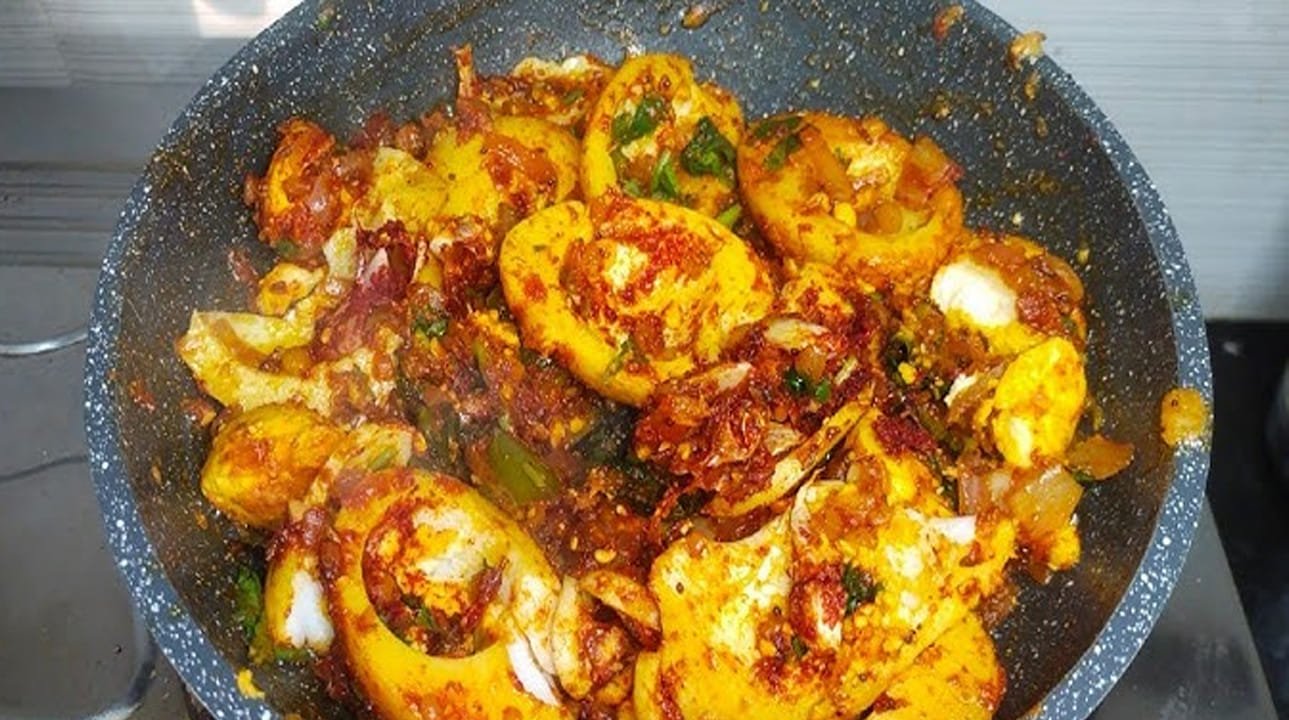 ఇప్పుడు మళ్లీ స్టవ్ ఆన్ చేసి, పాన్ పెట్టి అందులో పచ్చి మిర్చీ, జీలకర్ర, ఆవాలు, తరిగిన ఉల్లిపాయ ముక్కలు, వెల్లుల్లి రెబ్బలు కరివేపాకు , చిటికెడు పసుపు వేసి వేయించుకోవాలి. తర్వాత అల్లం వెల్లుల్లి పేస్ట్ వేయాలి. వేగిన తర్వాత కోడి గుడ్డు ముక్కలు, ముందుగా గ్రైండ్ చేసుకున్న కరివేపాకు పొడి, మసాలా పొడి వేసి పెట్టుకోవాలి. ఐదు నిమిషాలు వేసి మంచిగా కలుపుకోవాలి. అంతే వేడి వేడి కోడి గుడ్డు కరివేపాకు ఫ్రై రెడీ.