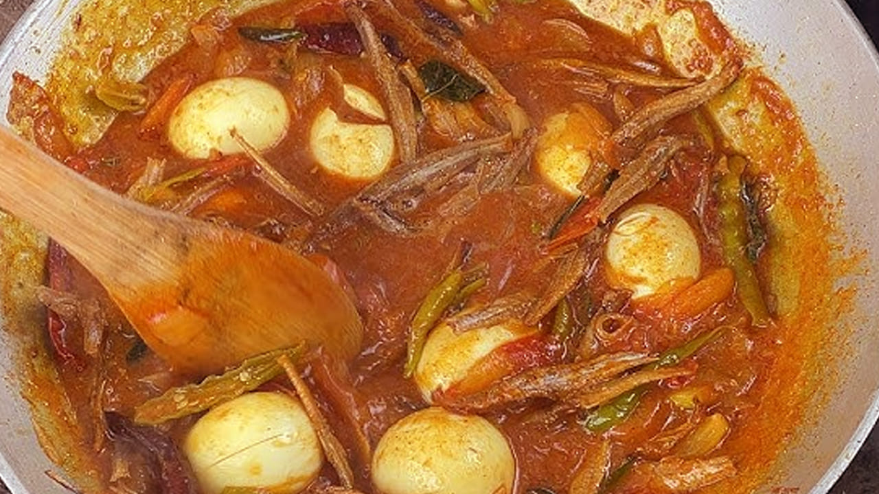 కావాల్సిన పదార్థాలు : 300 గ్రాములు ఎండు చేపలు, 3 ఉడకపెట్టిన గుడ్లు, ఒక పెద్ద ఉల్లిపాయలు, 6 టేబుల్ స్పూన్స్ నూనె, పోపు, 5 పచ్చిమిర్చి, రెండు టేబుల్ స్పూన్స్ కారం, అర టీ స్పూన్ పసుపు, అల్లం వెల్లుల్లి పేస్ట్, రుచికి సరిపడినంత ఉప్పును తీసుకోవాలి.