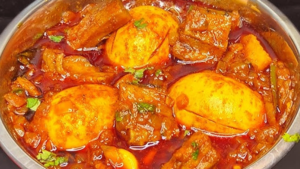 ముందుగా ఎండు చేపలను తీసుకుని వాటిని ముక్కలుగా చేసుకుని ఉప్పు, వేడి నీళ్ళతో కడిగి శుభ్రపరచుకోవాలి. 10 5 నిమిషాల పాటు ఒక గిన్నెలో వేసి పక్కన పెట్టుకోండి.