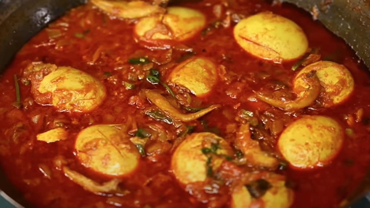 స్టవ్ వెలిగించి దానిలో ఆయిల్ వేసి అది వేడయ్యాక పోపు గింజలు, టమోటో, ఉల్లిపాయ, పచ్చిమిర్చి ముక్కలు వేసుకుని రంగు మారే వరకు వేయించాలి.