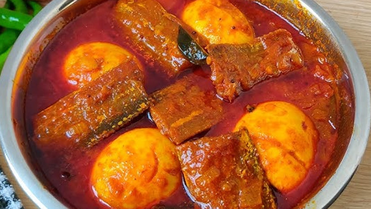 కోడిగుడ్డు ఎండుచేపల పులుసు ఇలా వండితే.. ఒక్కసారి తినే వాళ్ళు రెండు సార్లు తింటారు