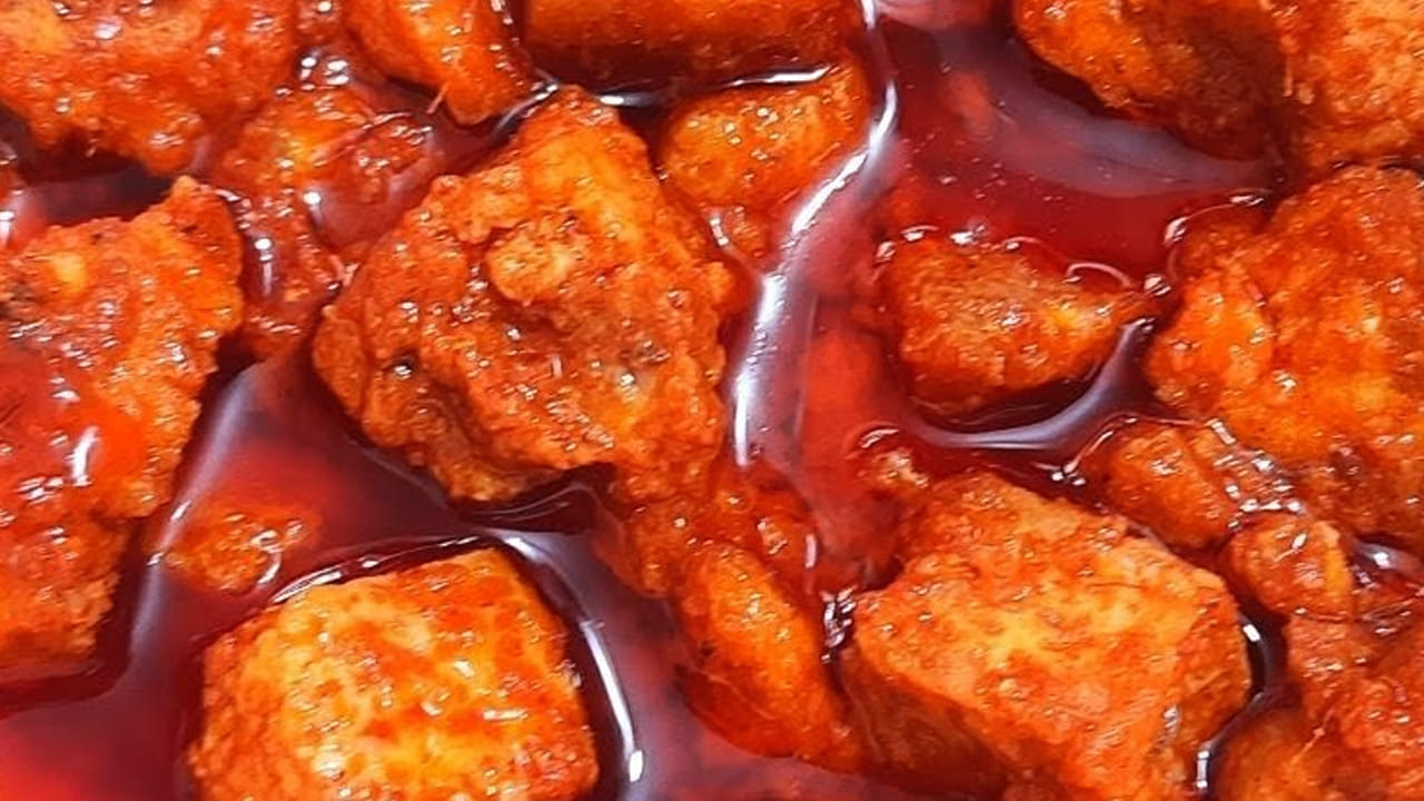 ముందుగా కోడి గుడ్లను ఉడికించి పెంకులు తీసి ఒక గిన్నెలో పెట్టుకోవాలి. ఇప్పుడు పాన్ లో ఆయిల్ వేసి  కోడిగుడ్లను బాగా వేయించాలి. 