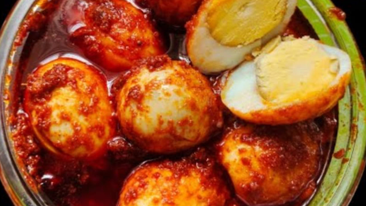 కావాల్సిన పదార్ధాలు :  5 ఉడికించిన గుడ్లు, రెండు టేబుల్ స్పూన్స్ నూనె, రెండు టేబుల్ స్పూన్స్ అల్లం వెల్లుల్లి పేస్ట్,  3 టేబుల్ స్పూన్స్ కారం, రుచికి తగినంత ఉప్పు, 4 టేబుల్ స్పూన్స్ నిమ్మరసం, తాలింపు గింజలు, అర టీ పసుపు, కరివేపాకు, కొత్తిమీరను తీసుకోవాలి.  
