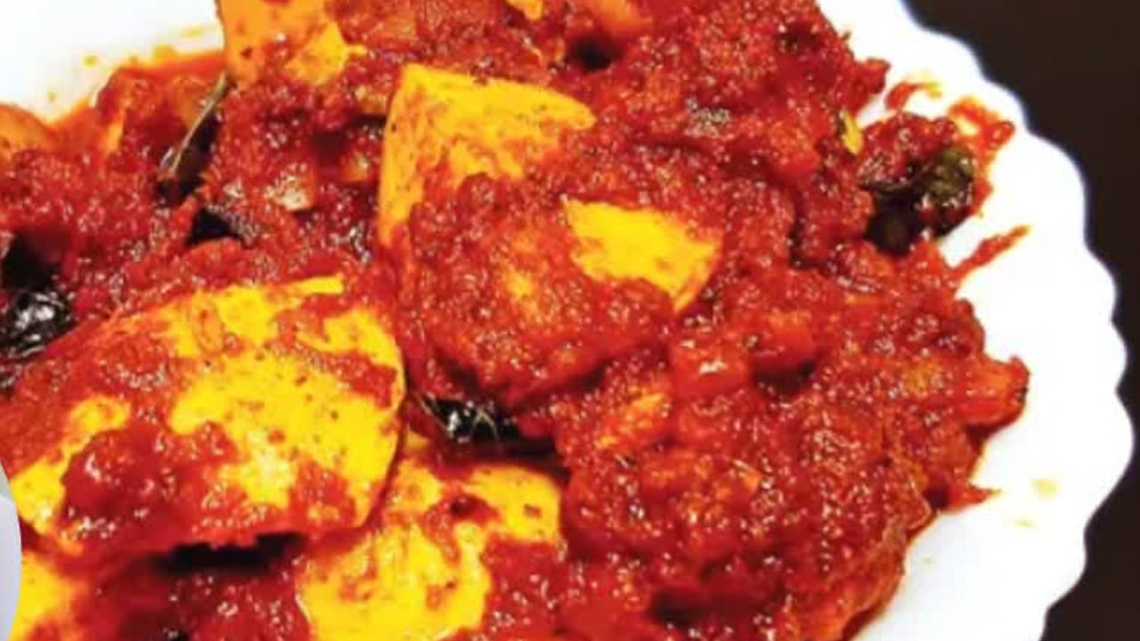 రెండు టేబుల్ స్పూన్స్ కారం, మసాలా పొడులు, రుచికి తగినంత ఉప్పు వేసి బాగా వేయించాలి కరివేపాకులు వేసి కలిపి స్టవ్ ఆఫ్ చేయాలి. 