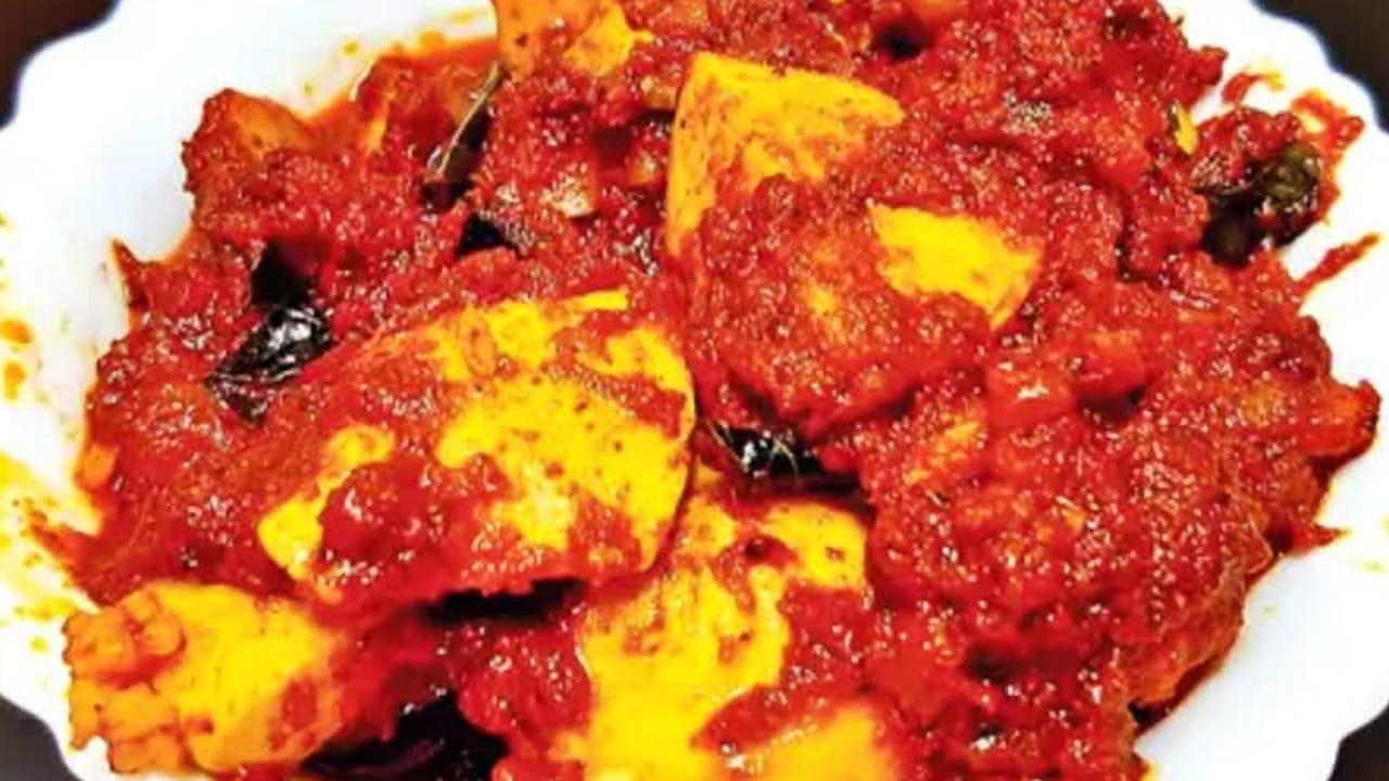  కోడిగుడ్ల మిశ్రమాన్ని ఒక గిన్నెలోకి తీసుకుని చల్లార్చాలి. ఆ తర్వాత మెంతి పొడి వేసి మిక్స్ అయ్యేలా కలుపుకోవాలి. చివరిలో రెండు టేబుల్ స్పూన్స్ నిమ్మరసం వేసి కలుపుకోవాలి. అంతే, కోడిగుడ్లు పచ్చడి రెడీ.