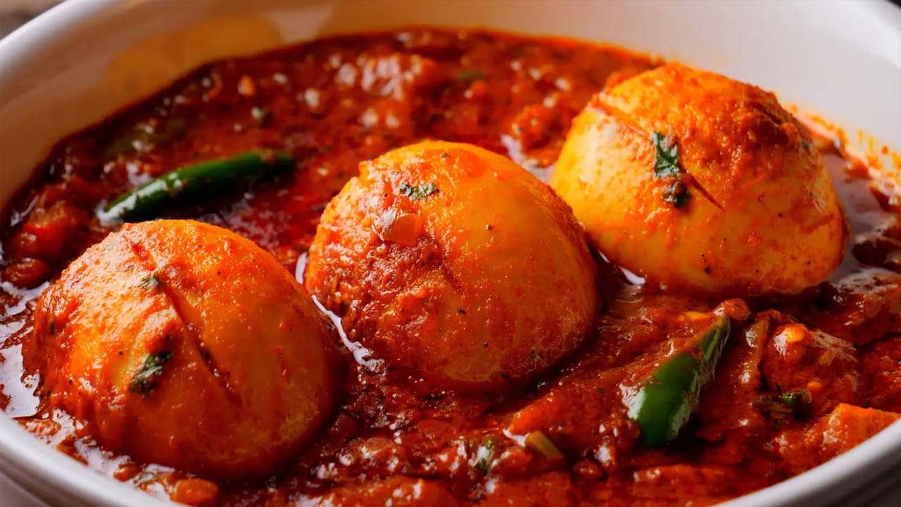 ప్రోటీన్ అధికంగా ఉండే ఆహారాల్లో గుడ్లు ముఖ్యమైనవి. కానీ కొన్ని ఆరోగ్య పరిస్థితులు ఉన్నవారికి గుడ్లు తినడం సమస్యాత్మకంగా ఉంటుంది. కాబట్టి ఏ విధమైన ఆరోగ్య పరిస్థితులు ఉంటే గుడ్లు తినేటప్పుడు ప్రత్యేక శ్రద్ధ తీసుకోవాలో ఇక్కడ తెలుసుకుందాం..