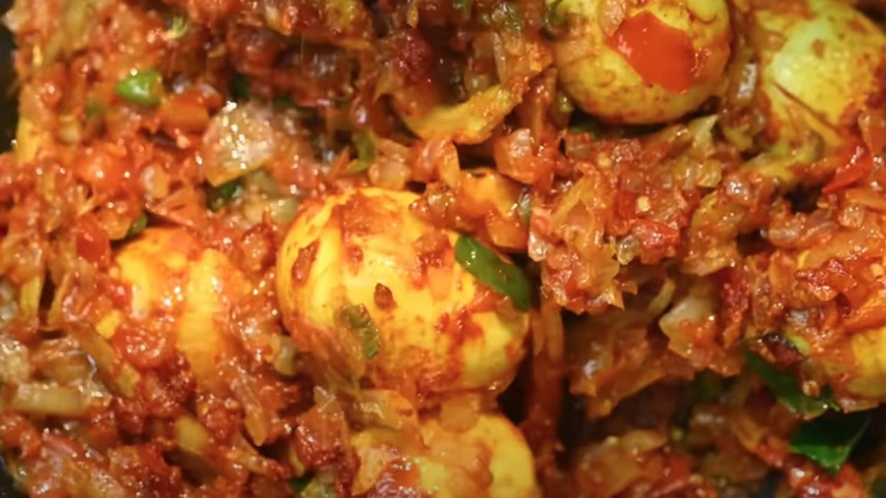 ఇప్పుడు ఒక టీ స్పూన్ అల్లం వెల్లుల్లి పేస్ట్, అర టీ స్పూన్ పసుపు, కారం, ఉప్పు, ఒక కప్పు చింతపండు రసం, ఒక గ్లాస్ నీళ్లు పోసి 10 నిముషాల పాటు స్టవ్ మీదే ఉంచండి.