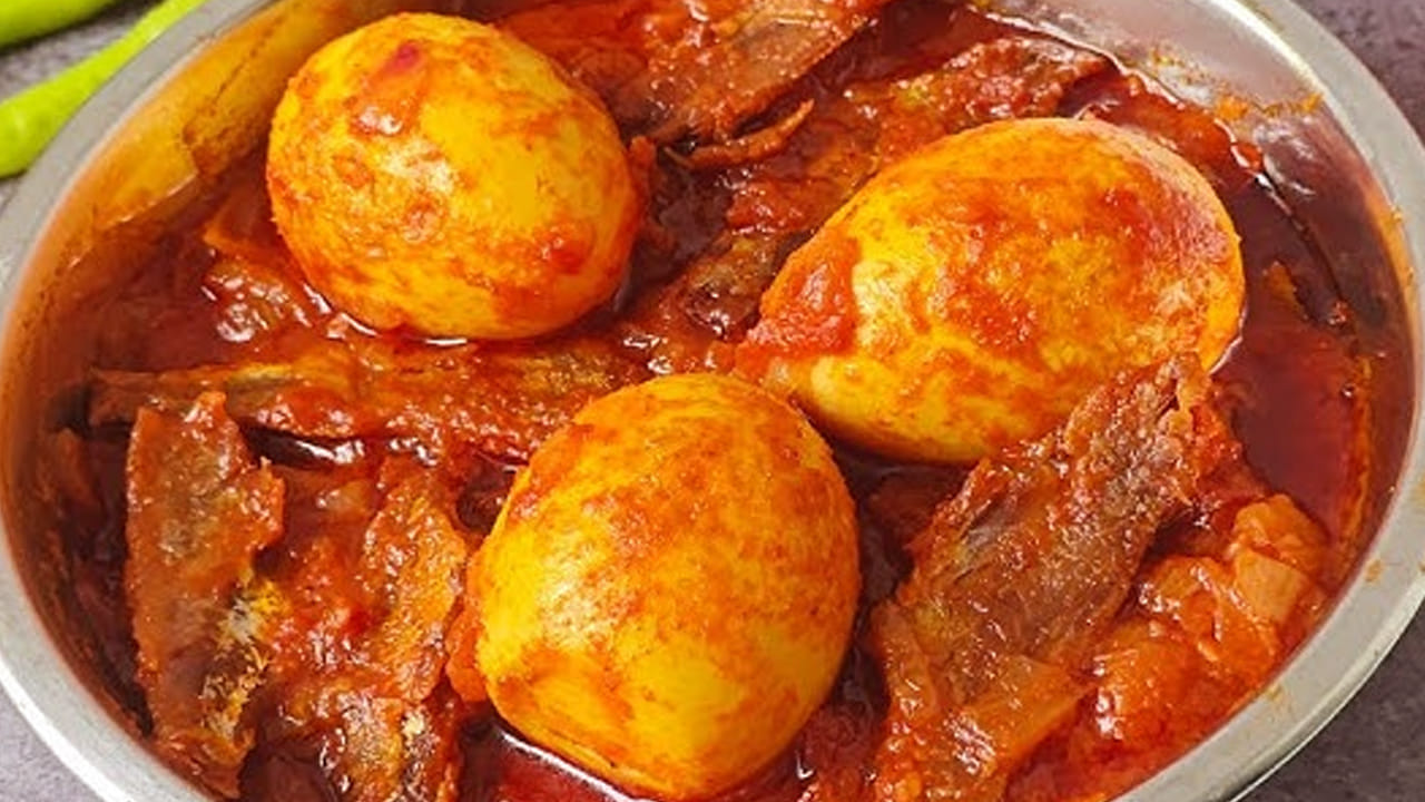 ఇప్పుడు ఈ మిశ్రమంలో ఉడకపెట్టిన కోడిగుడ్లు వేసి నూనె పైకి తేలే వరకు మీడియం మంటపై 15 నిముషాలు ఉంచి బాగా ఉడికించాలి. దించే ముందు కొత్తిమీర వేసి టేస్ట్ చూసి తక్కువైతే మళ్ళీ వాటిని కలుపుకొని దించేయండి. అంతే, వేడి వేడి కోడిగుడ్డు ఎండు చేపల పులుసు రెడీ .