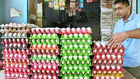 తెలుగు రాష్ట్రాల్లో పడిపోయిన కోడిగుడ్ల ధరలు.. ఎంతంటే..?