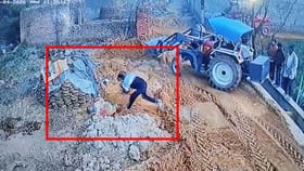 పారతో వృద్దురాలిపై విచక్షణారహితంగా దాడి చేసిన వ్యక్తి!