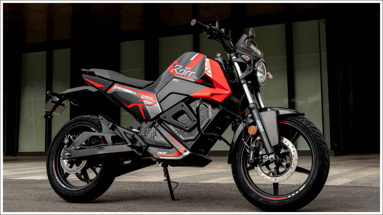  ఒబెన్ రోర్ EZ సిగ్మా: ఈ బైక్ గరిష్టంగా గంటకు 95 కి.మీ వేగంతో దూసుకుపోతుంది. ఇది 3.3 సెకన్లలో 0–40 కి.మీ/గం వేగాన్ని అందుకుంటుంది. ఇది ఒక్కసారి ఛార్జ్ చేస్తే 175 కి.మీ వరకు ప్రయాణించగలదు. 3.4 kWh వేరియంట్ ధర రూ.116,874 (ఎక్స్-షోరూమ్), 4.4 kWh వేరియంట్ ధర రూ.126,874. 5-అంగుళాల TFT కలర్ డిస్‌ప్లే, అంతర్నిర్మిత నావిగేషన్, కాల్/మెసేజ్ అలర్ట్‌లు, యాప్-ఆధారిత GPS భద్రత, రిమోట్ డయాగ్నస్టిక్స్, రైడ్ ట్రాకింగ్ వంటి ఫీచర్లు ఉన్నాయి. 0–80% ఫాస్ట్ ఛార్జింగ్‌కు దాదాపు 1.5 గంటలు పడుతుంది.  