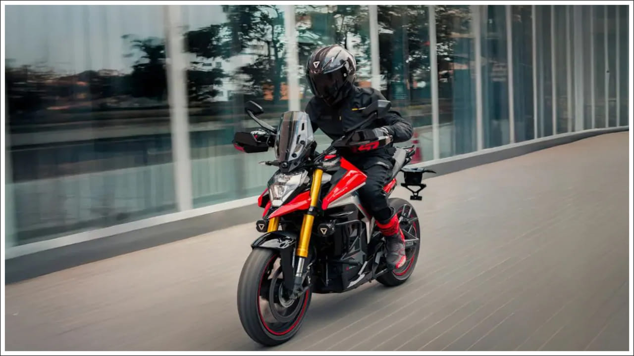  అతినీలలోహిత UV X47: ఈ బైక్ ప్రారంభ ఎక్స్-షోరూమ్ ధర రూ.2.49 లక్షలు. ఇది 7.1 kWh బ్యాటరీ ప్యాక్‌ను కలిగి ఉంది. ఇది ఒక్కసారి ఛార్జ్ చేస్తే 211 కి.మీ.ల రేంజ్‌ని అందిస్తుంది. అధునాతన బ్యాటరీ నిర్వహణ వ్యవస్థను కలిగి ఉన్న ఈ మోడల్ బహుళ రైడ్ మోడ్‌లు, పునరుత్పత్తి బ్రేకింగ్, LED లైటింగ్, టచ్‌స్క్రీన్ కన్సోల్ వంటి సాంకేతికతలతో అమర్చబడి ఉంది. 