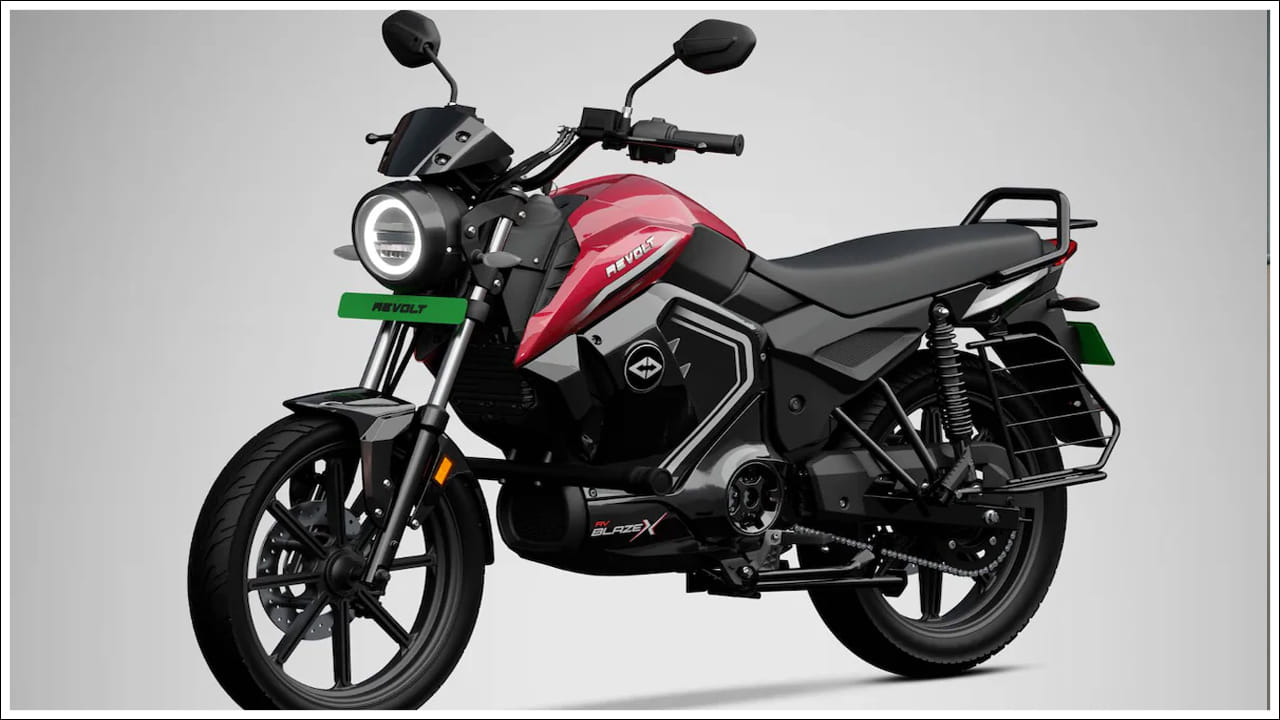  రివోల్ట్ RV1 బ్లేజ్ఎక్స్:  ఇది అప్‌గ్రేడ్ చేసిన పవర్‌ట్రెయిన్, లిథియం-అయాన్ బ్యాటరీని కలిగి ఉంది. అలాగే ఎకో, నార్మల్, స్పోర్ట్ అనే మూడు రైడ్ మోడ్‌లను కలిగి ఉంది. ఇందులో LED లైటింగ్, డిజిటల్ కన్సోల్, యాంటీ-థెఫ్ట్ అలర్ట్, జియోఫెన్సింగ్, రైడ్ ట్రాకింగ్ వంటి స్మార్ట్ ఫీచర్లు కూడా ఉన్నాయి. ధరలు రూ.1.14 లక్షల నుండి ప్రారంభమై రూ.1.20 లక్షల వరకు ఉంటాయి. 3.24kwh బ్యాటరీ ఒక్కసారి ఛార్జ్ చేస్తే 150 కి.మీ.ల పరిధిని అందిస్తుంది.  