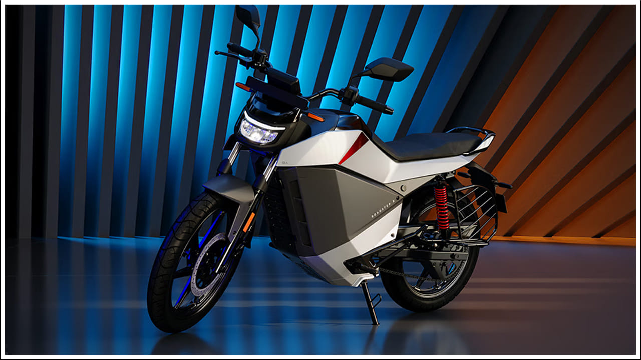  ఓలా రోడ్‌స్టర్ X సిరీస్: ఓలా రోడ్‌స్టర్ X మూడు వేరియంట్లలో వస్తుంది. ఇందులో 4.3-అంగుళాల LCD డిస్‌ప్లే, MoveOS 5 సాఫ్ట్‌వేర్, మూడు రైడ్ మోడ్‌లు, టెలిస్కోపిక్ ఫోర్కులు, డ్యూయల్ రియర్ షాక్‌లు, సింగిల్-ఛానల్ ABS ఉన్నాయి. ఇది 2.5 kWh, 3.5 kWh, 4.5 kWh బ్యాటరీ ఎంపికలలో వస్తుంది. ఇది ఒకే ఛార్జ్‌పై 252 కి.మీ వరకు ప్రయాణించగలదు. గరిష్టంగా 118 కి.మీ./గం. వేగంతో ప్రయాణించగలదు. దీని ప్రారంభ ధర రూ.84,999, రూ.1.04 లక్షల వరకు ఉంటుంది.