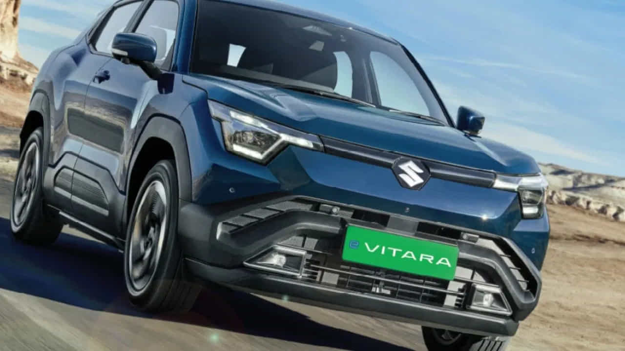 మారుతి సుజుకి తన మొదటి ఎలక్ట్రిక్ కారు e Vitaraతో EV విభాగంలోకి ప్రవేశిస్తోంది. ఈ కారు హ్యుందాయ్ క్రెటా ఎలక్ట్రిక్, మహీంద్రా BE6, MG ZS EV, టాటా కర్వ్ EV వంటి వాటికి పోటీగా ఉంటుంది. ఇది 2026లో ప్రారంభించనుంది. ఇది 49 kWh, 61 kWh బ్యాటరీ ప్యాక్ ఎంపికలతో లభిస్తుంది. 5-స్టార్ భద్రతా రేటింగ్ను కలిగి ఉంటుంది. కంపెనీ ప్రకారం, ఈ కారు ఒక్కసారి ఛార్జ్ చేస్తే 543 కి.మీ వరకు ప్రయాణించగలదు.