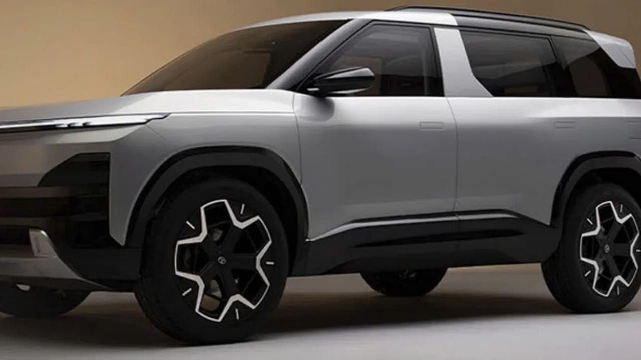  టాటా సియెర్రా పూర్తిగా ఎలక్ట్రిక్ అవతార్‌లో విడుదల కానుంది. ఇది Acti.EV+ ప్లాట్‌ఫారమ్ ఆధారంగా రూపొందించారు. 2026 ప్రథమార్థంలో విడుదల కానుందని భావిస్తున్నారు. ఇది రెండు బ్యాటరీ ప్యాక్ ఎంపికలతో వస్తున్నట్లు తెలుస్తోంది. 55 kWh, 65 kWh. డ్యూయల్-మోటార్ ఆల్-వీల్ డ్రైవ్ (AWD) ప్రారంభం నుండి అందుబాటులో ఉంటుంది. ICE సియెర్రాతో పోలిస్తే దాని రూపురేఖలు ప్రత్యేకంగా ముందు నుండి విభిన్నంగా ఉంటాయి. క్యాబిన్ కొత్త, ఆధునిక, సాంకేతికతతో కూడిన డిజైన్‌ను కలిగి ఉంటుంది.