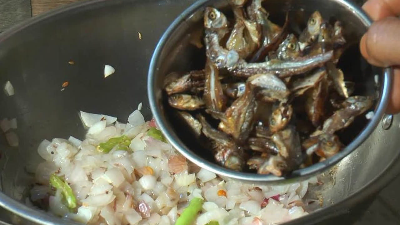 తర్వాత స్టవ్ పై మరో పాన్ పెట్టి, అందులో ఫ్రైకి సరిపడ  నూనె పోసుకోవాలి. ఇప్పుడు అందులో జీలకర్ర, బిర్యానీఆకు,కరివేపాకు , చిటికెడు పసుపు,  వేసి మంచిగా వేయించుకోవాలి. దీని తర్వాత తరిగిన ఉల్లిపాయ ముక్కలను వేసి బాగా వేగే వరకు వేయించుకోవాలి. ఇందులోనే అల్లం వెల్లుల్లి పేస్ట్ వేసుకోవాలి. పచ్చి వాసన పోయే వరకు వేయిస్తూనే ఉండాలి.